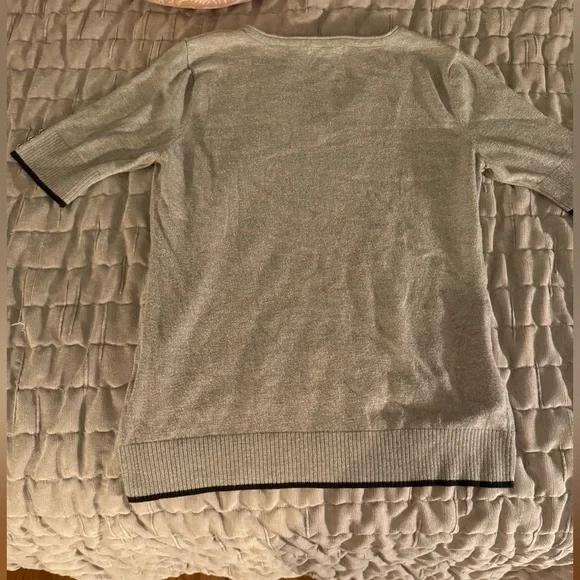 New York & Company Gray V-Neck Sweater - Medium - Picture 3 of 3